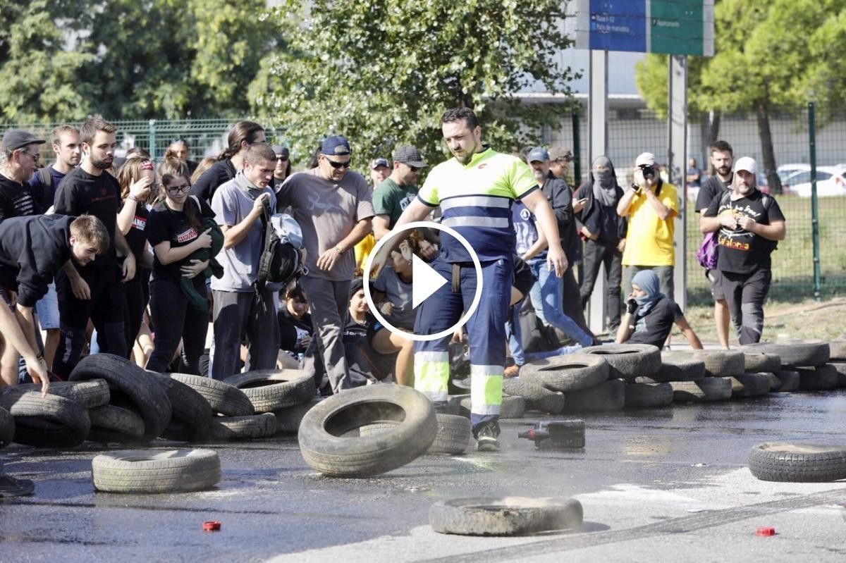 L'home traient pneumàtics a les portes del CIM Vallès.