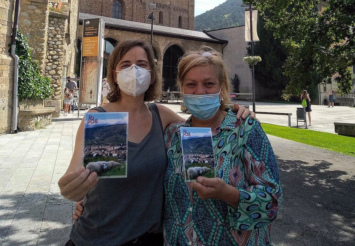 La regidora de Turisme, Manoli Vega i la tècnica de Turisme de l'Ajuntament de Ripoll, Virtu Cuadros, mostren la postal