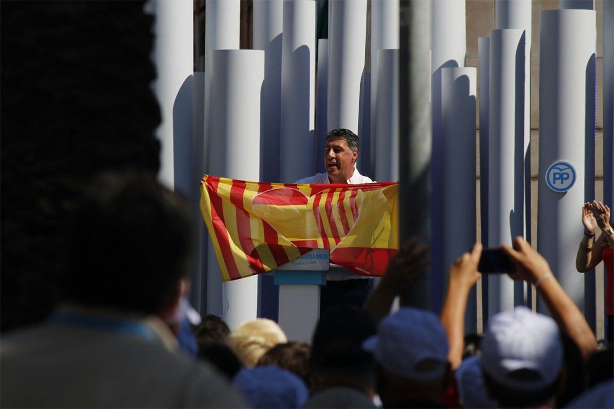 García Albiol amb una bandera espanyola-catalana