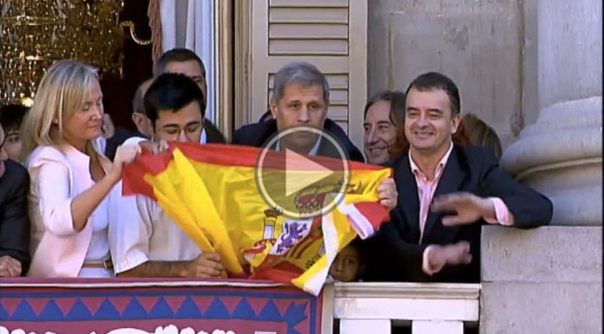 Alberto Fernández Díaz mostrant una bandera espanyola a l'Ajuntament de Barcelona