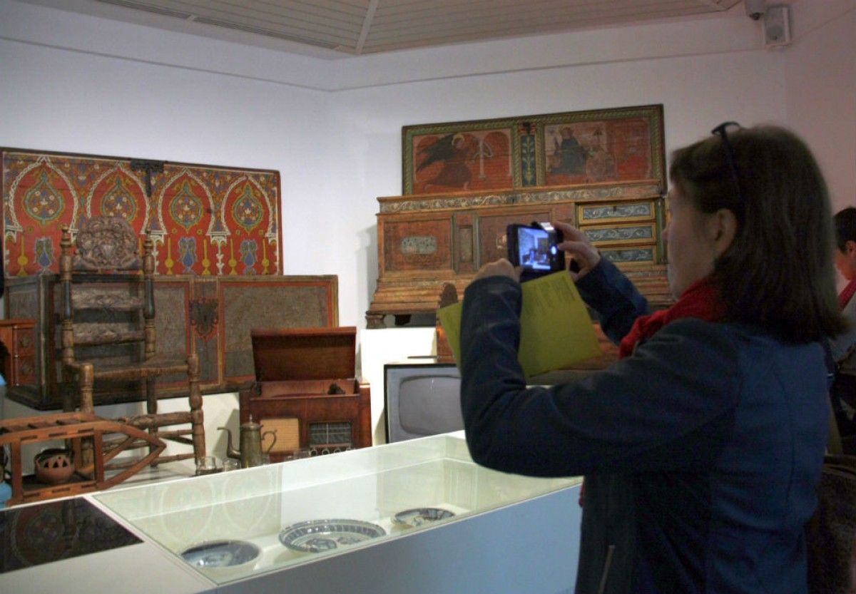 Una visitant fent fotografies a un dels espais expositius del renovat Museu Etnològic de Barcelona,