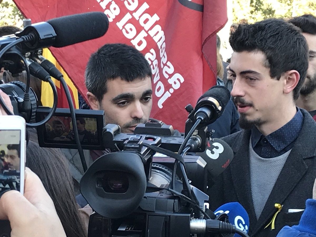 Lluc i Jordi, de l'Assemblea de Joves del Gironès, s'han negat a entrar a la caserna de la Guàrdia Civil.