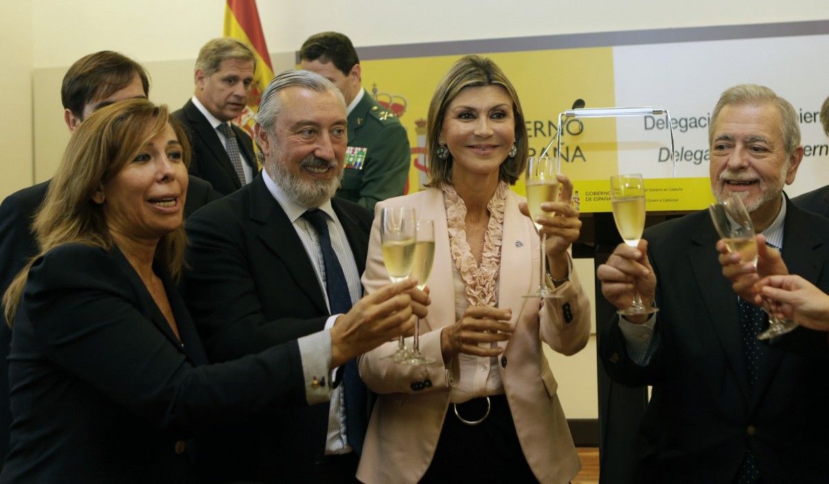 La delegada del govern espanyol a Catalunya brindant pel 12-O amb la presidenta del PP català, Alícia Sánchez Camacho