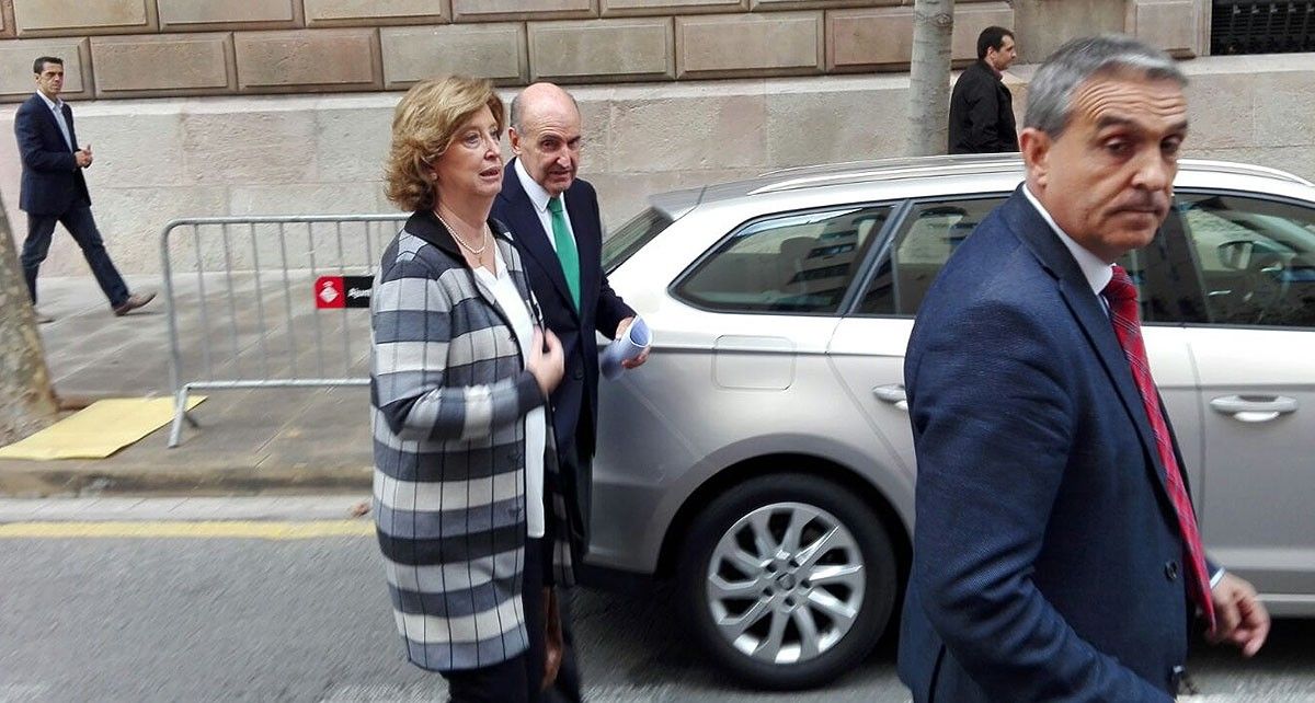 Irene Rigau, amb l'advocat Miquel Roca, en sortir del TSJC
