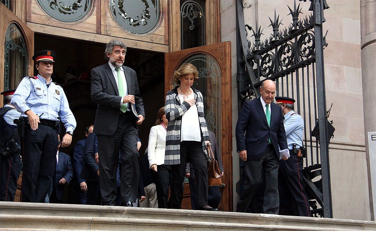 Irene Rigau, a la sortida del Palau de Justícia, amb els seus advocats