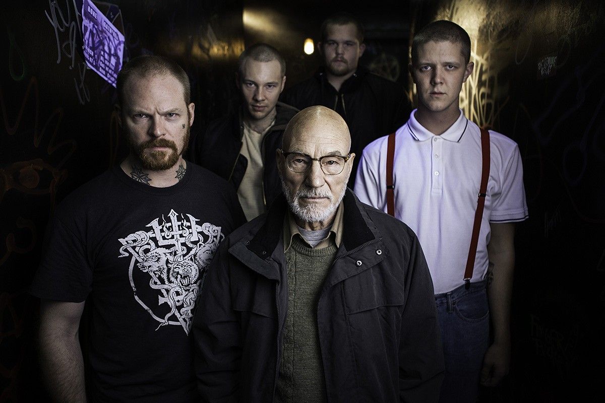 Un grup d'«skins» assetga un de «punks» a «Green room»