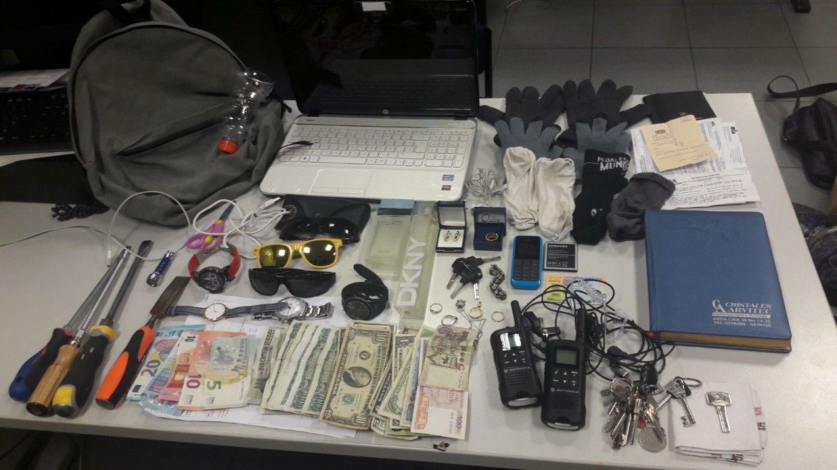 Alguns dels objectes robats que els Mossos d'Esquadra van trobar en el cotxe dels delinqüents.