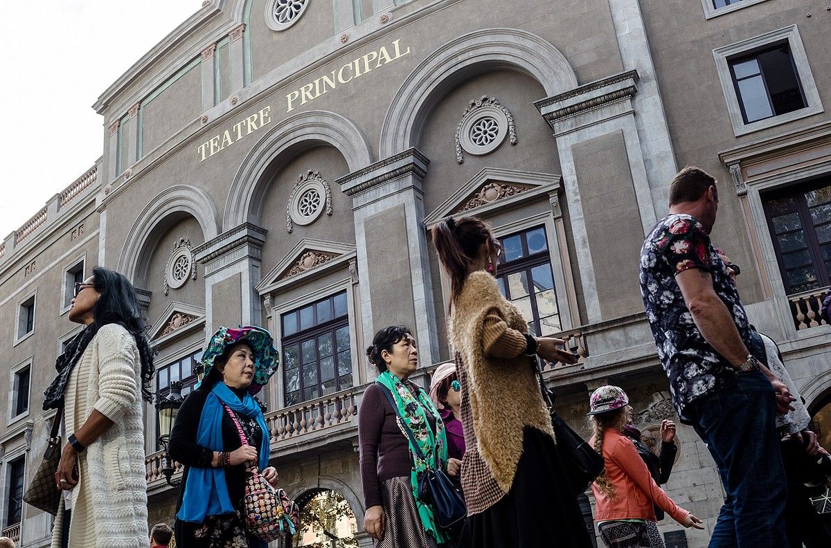 El Teatre Principal es fon amb l'habitual moviment humà de la Rambla de Barcelona