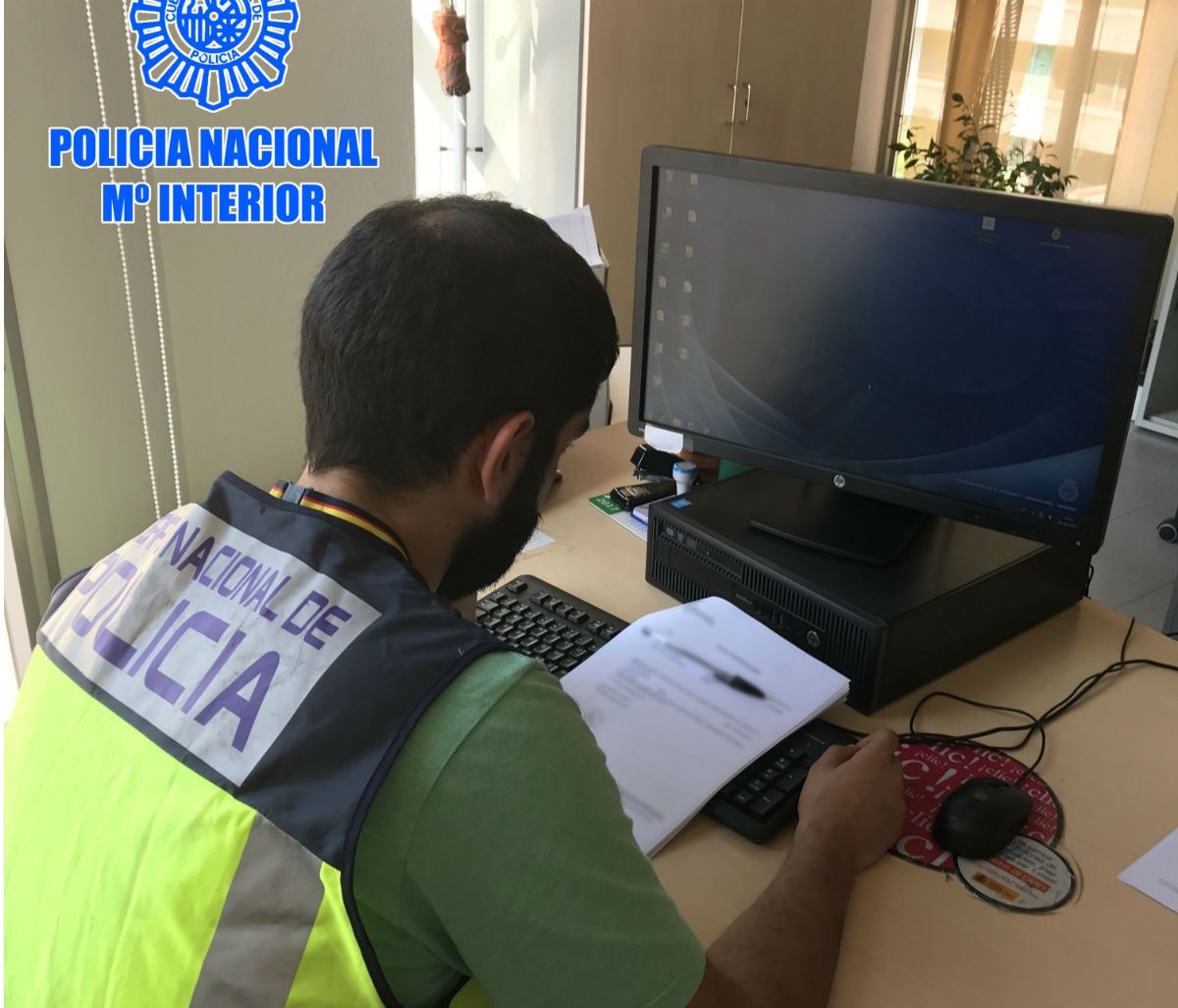 Un agent de la policia espanyol adavant l'ordinador d'un dels detinguts.