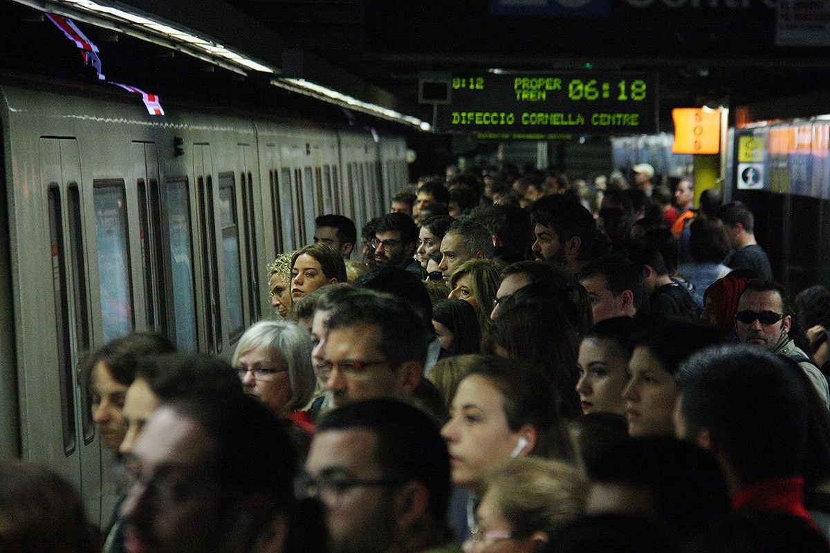 Aglomeracions al metro durant una de les jornades de vaga d'aquest any