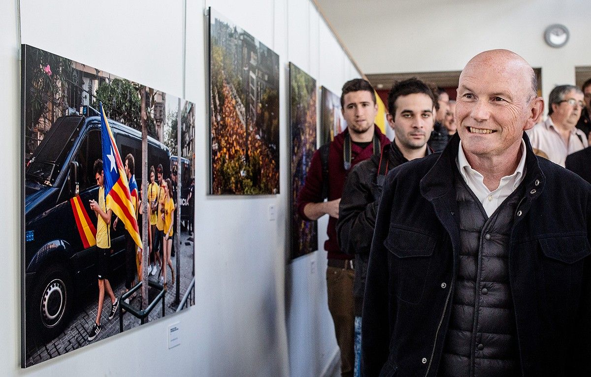 Juan José Ibarretxe visitant la exposició «Tossudament» a la UVic