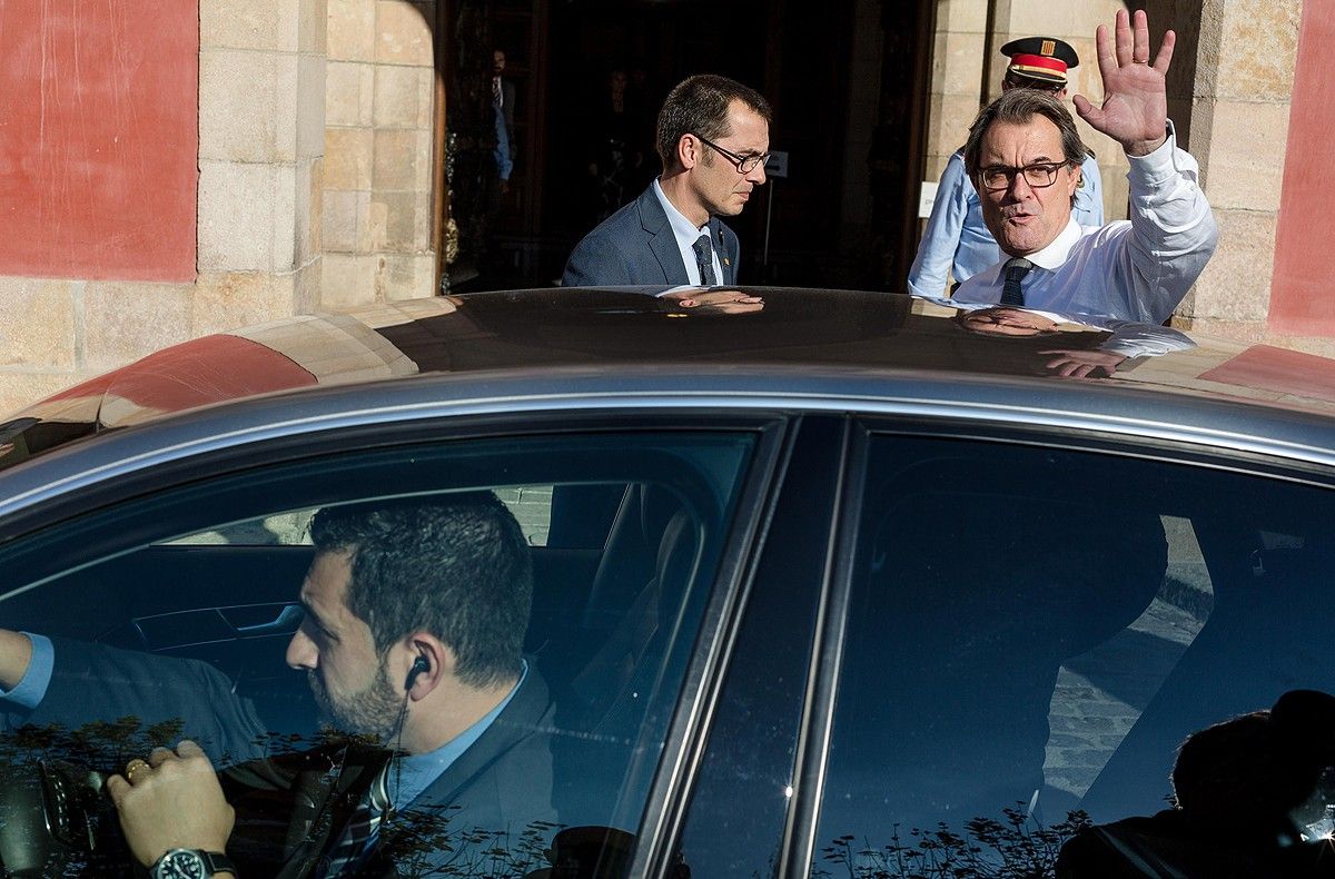 Artur Mas, saludant després de sortir del Parlament aquest dijous
