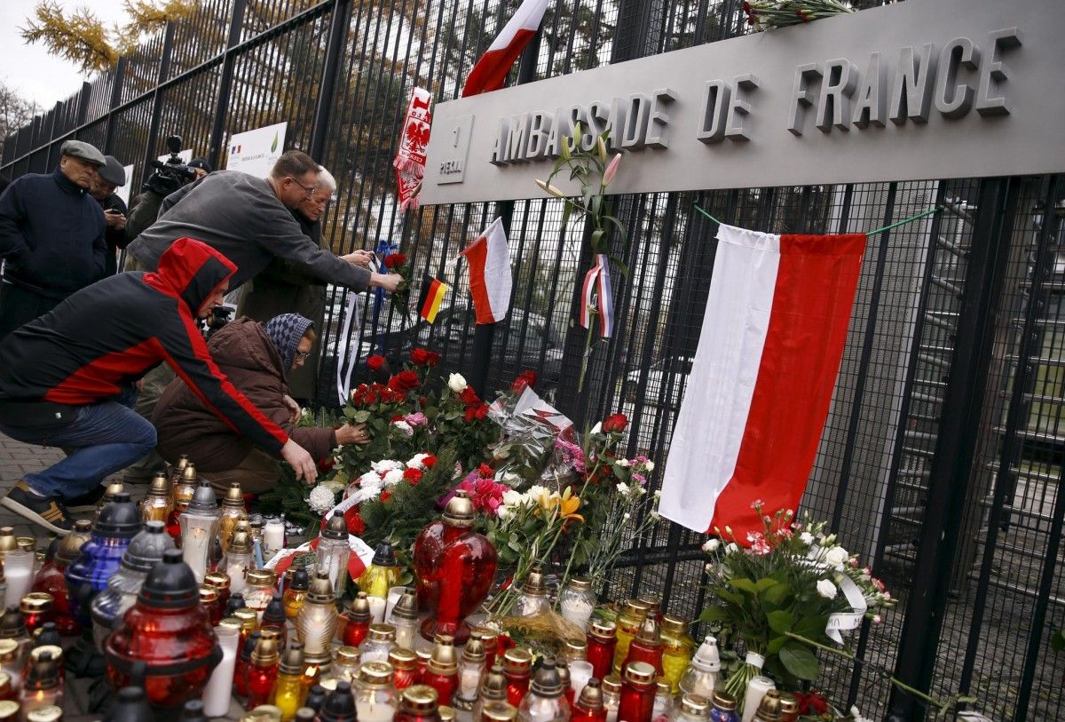 Flors i espelmes a l'ambaixada francesa en record de les víctimes dels atemptats