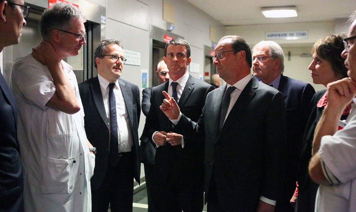 François Hollande, amb Manuel Valls al seu darrere, en un hospital després dels atacs a París