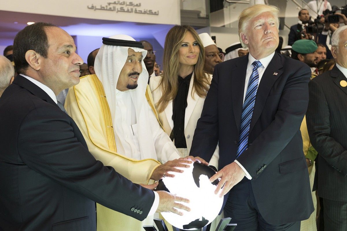 Donald Trump, a l'Aràbia Saudita amb el rei Salman i el presdient egipci, al-Sisi.