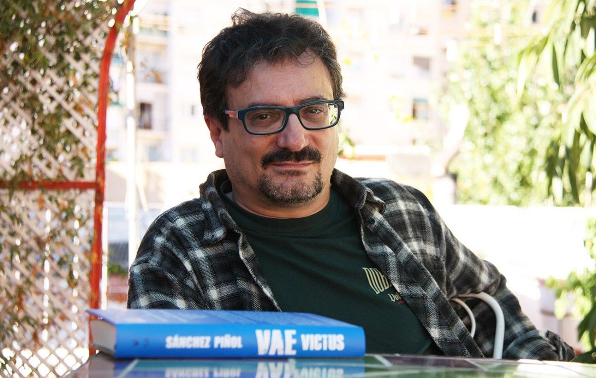 Albert Sánchez Piñol amb un exemplar de «Vae Victus»