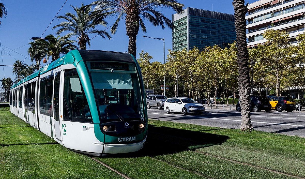 Un tramvia circulant per la Diagonal