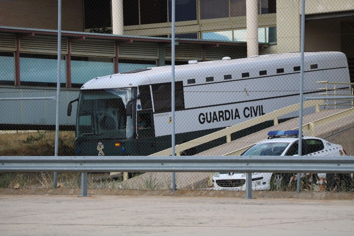 L'autocar amb els presos sortint de Soto del Real