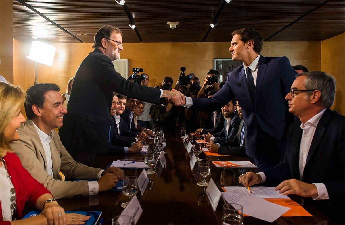 Rajoy i Rivera segellant l'acord entre PP i Cs