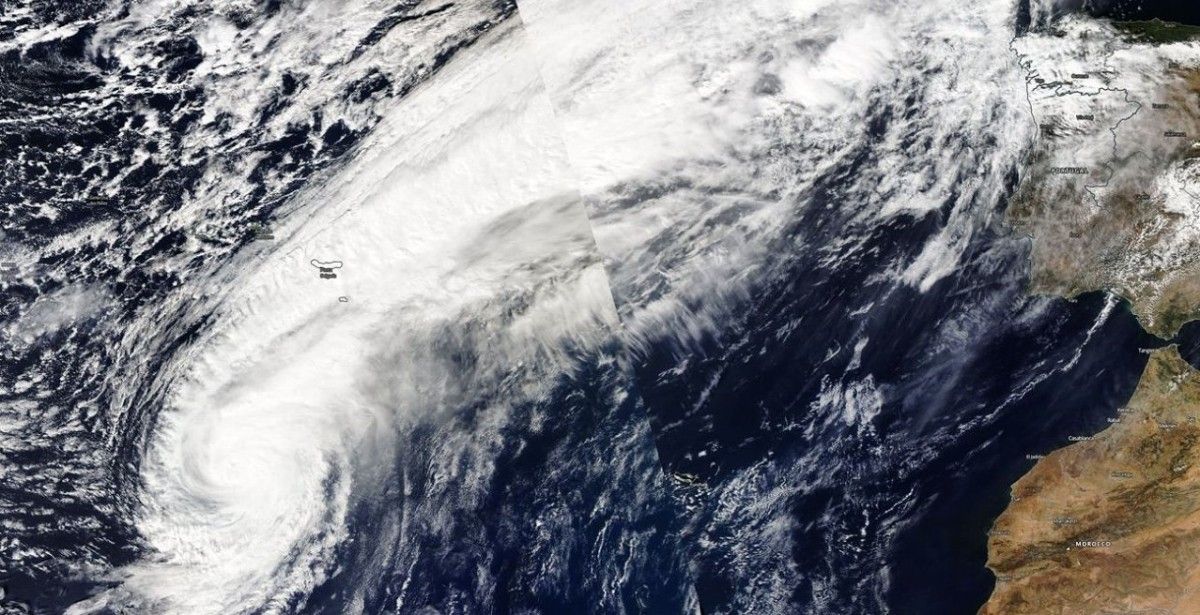 Vista des de l'espai de l'huracà Leslie.