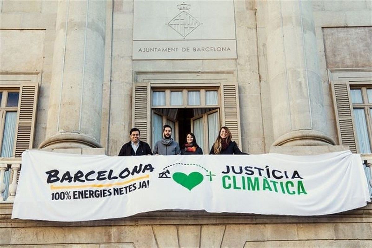 Desplegament de la pancarta de suport a l'Ajuntament de Barcelona