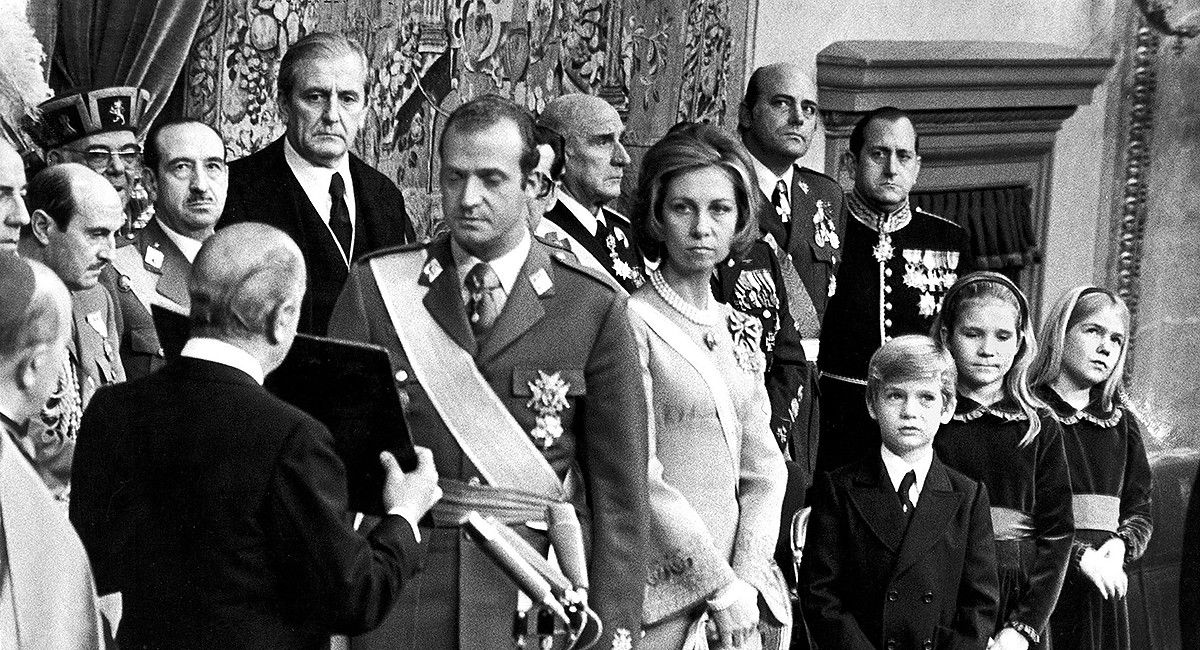 22 de novembre de 1975. Joan Carles de Borbó és proclamat rei per les Corts de Franco.