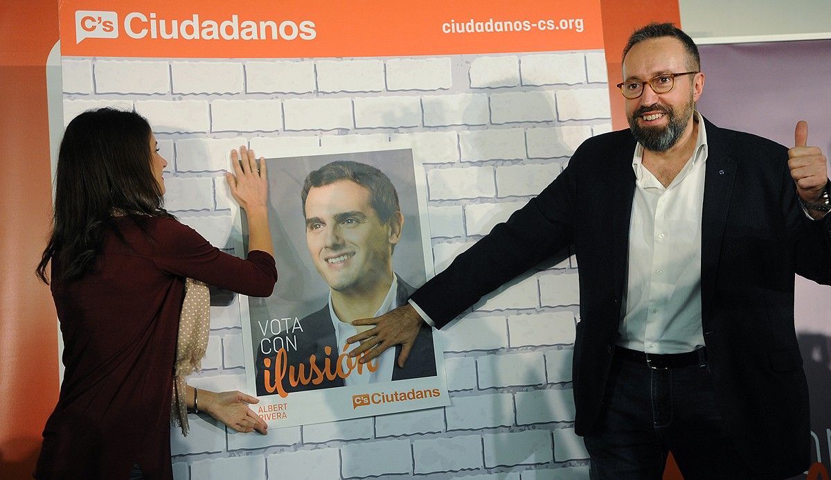 Arrimadas i Girauta penjant un cartell de l'absent Rivera