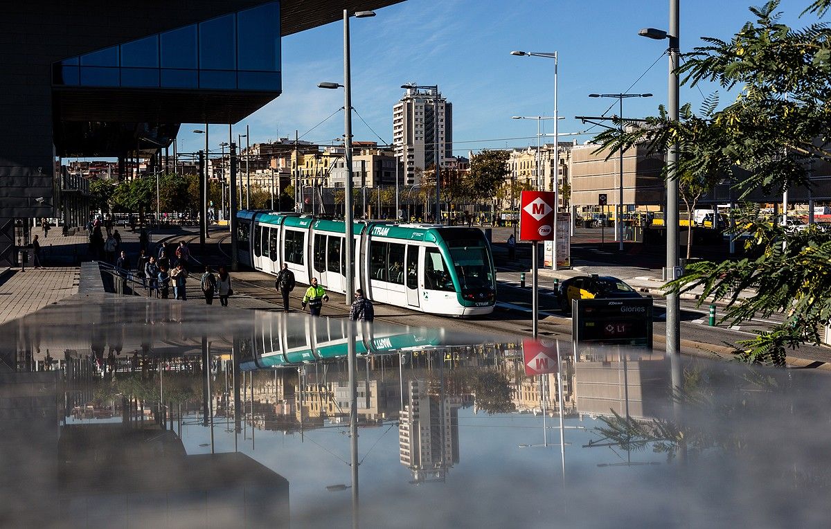 Un tramvia circulant per la plaça de les Glòries.