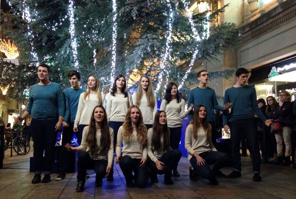 El Cor Giovinetto cantant nadales sota l'arbre Swarovski del Portal de l'Àngel