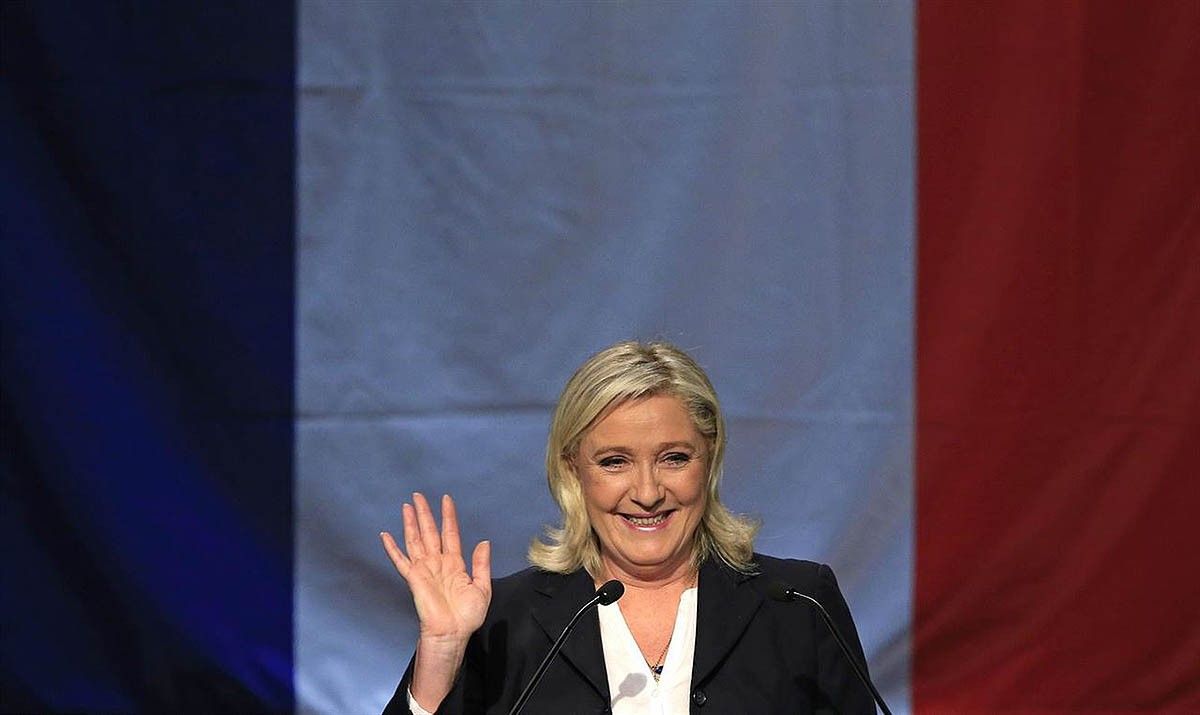 Marine Le Pen, davant d'una gran bandera francesa