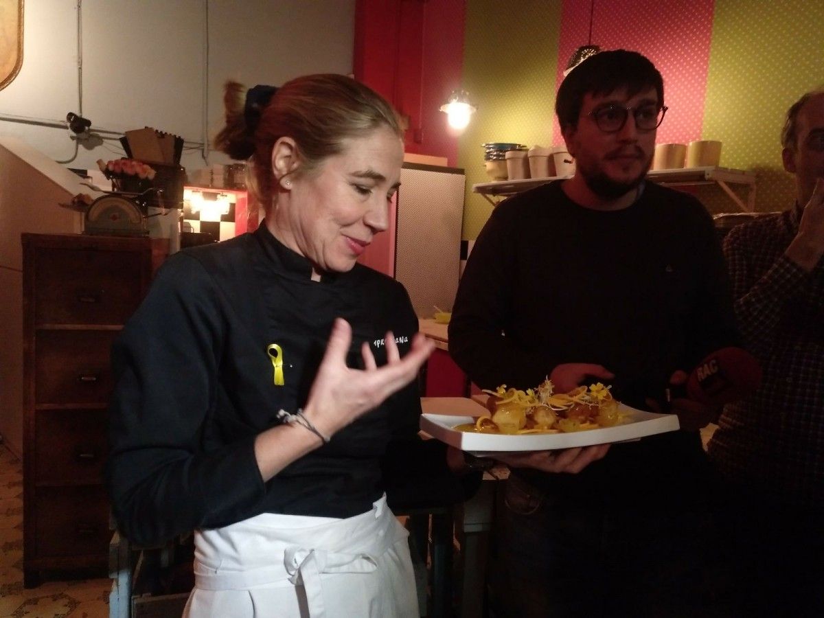 La cuinera Ada Parellada ensenyant un dels plats del sopar solidari