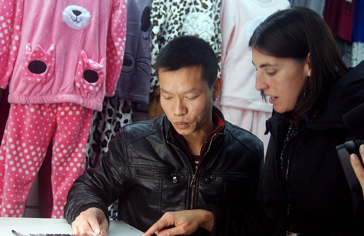 Xu Shang Wiei i Eulàlia Buch amb el «Manual de vocabulari bàsic per al sector del comerç»