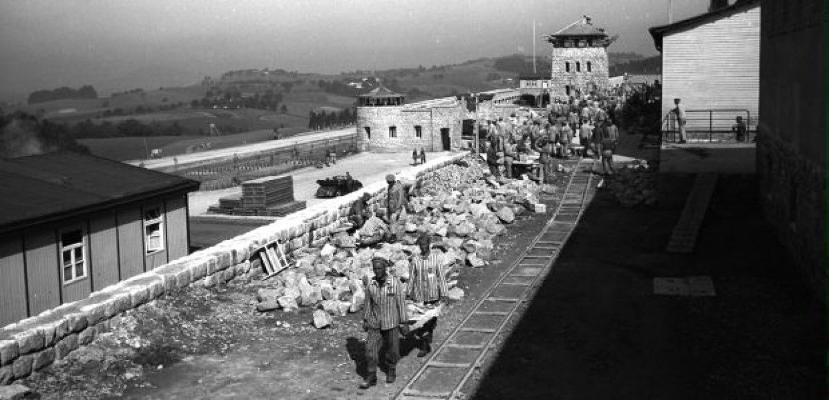 Presoners republicans treballant en el mur de tancament del camp de Mauthausen