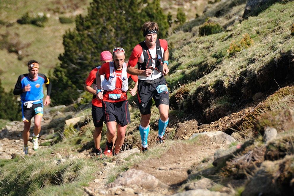 Diversos corredors tresquen muntanya amunt en una edició anterior del Trail Ulldeter.