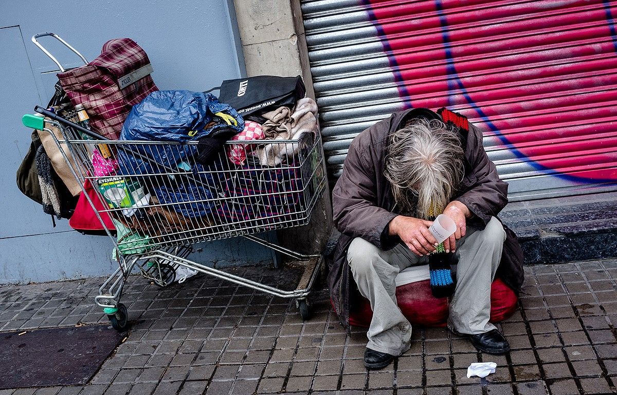 Un home sense llar al centre de Barcelona