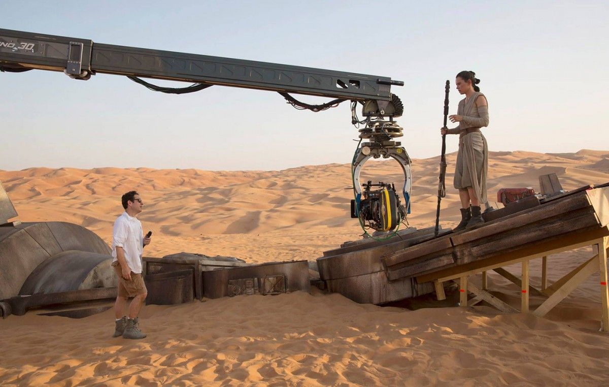 El director de «Star Wars VII», JJ Abrams, en ple rodatge amb una de les noves actrius, Daisy Ridley
