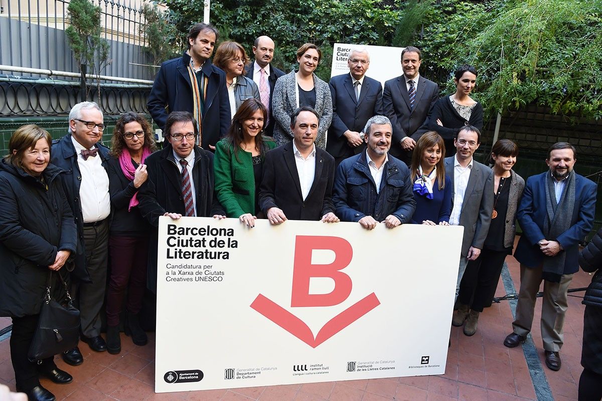 Foto de família de la celebració de la designació de Barcelona com a Ciutat Literària