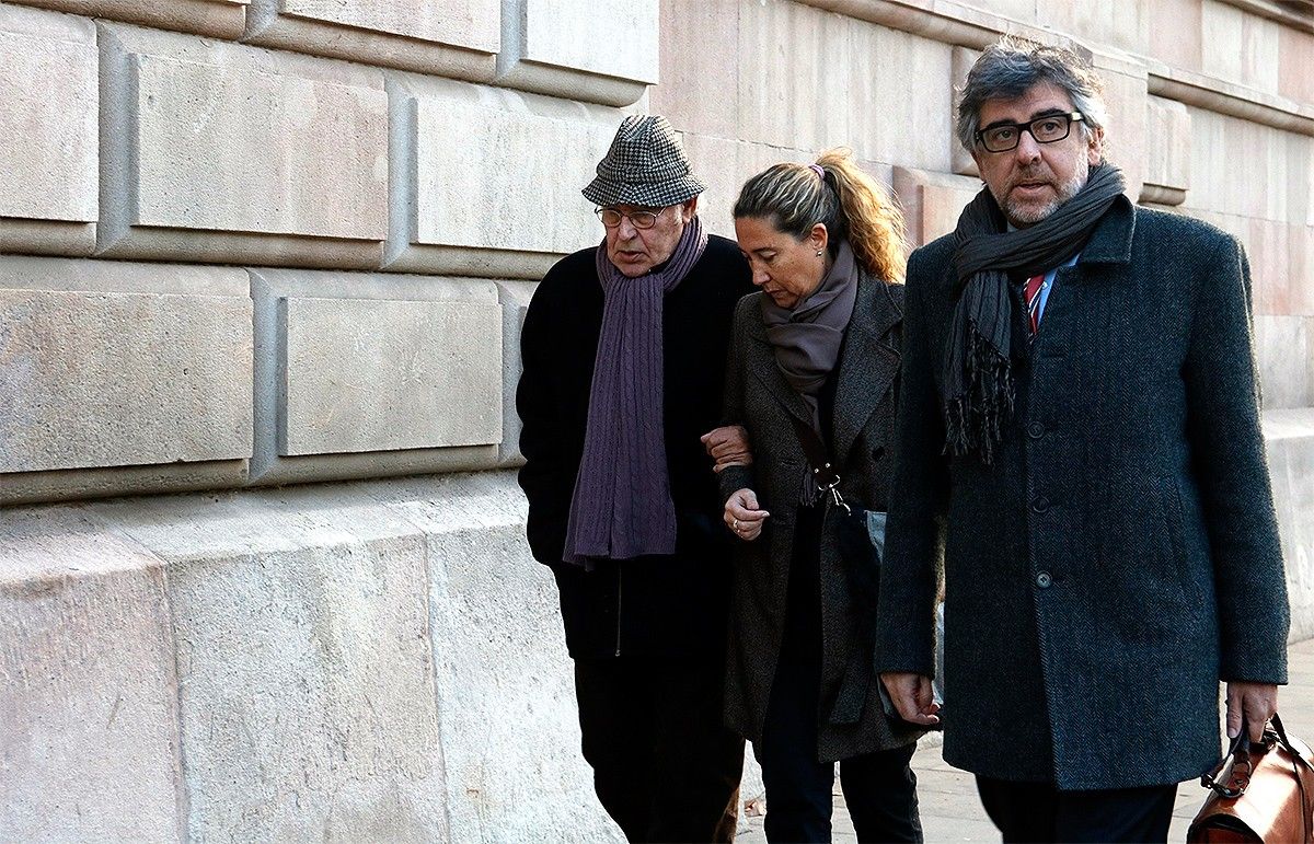 Jordi Montull i la seva filla i exdirectora financera, Gemma Montull, amb l'advocat Jordi Pina arribant a l'Audiència Nacional, aquest dilluns