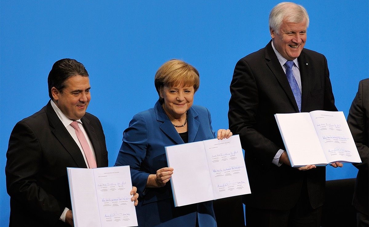 Sigmar Gabriel, Angela Merkel i Horst Seehofer, en la signatura de la «grosse koalition»
