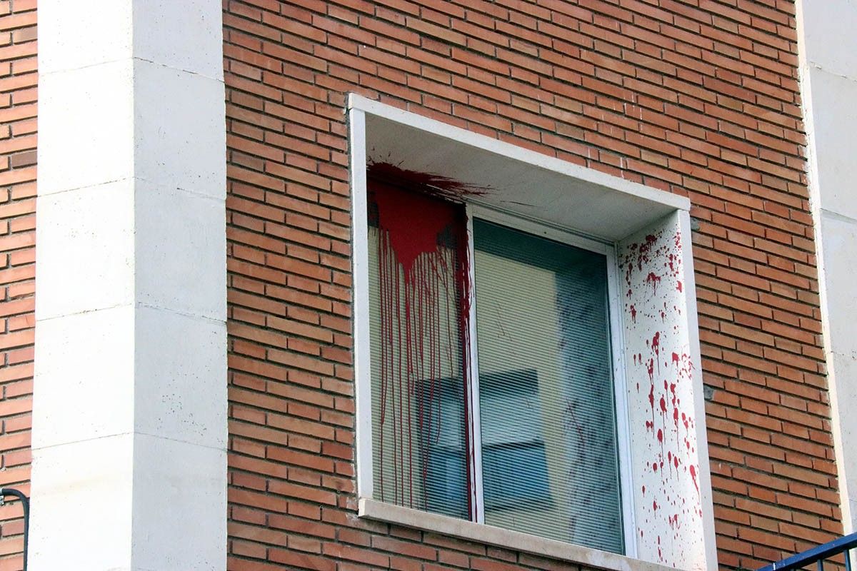 Finestra de la comissaria de la policia espanyola afectada per boles de pintura.