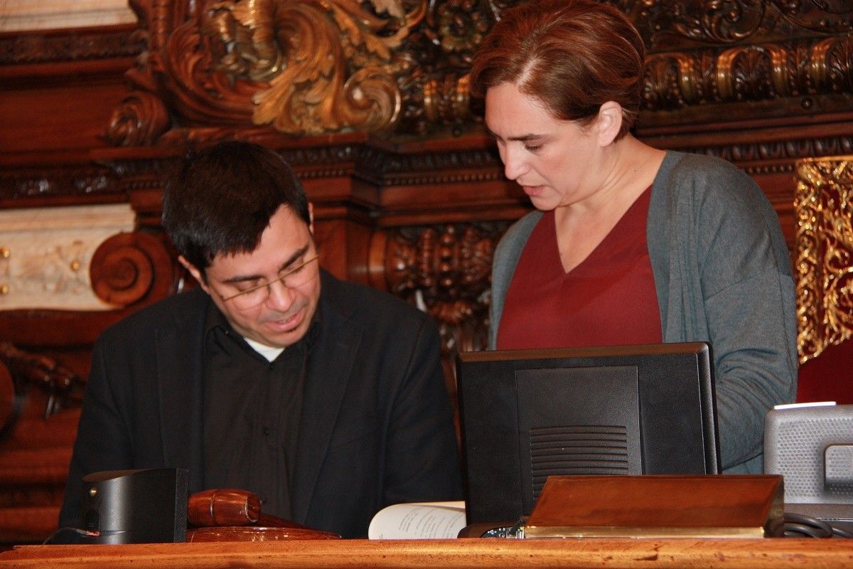 L'alcaldessa de Barcelona, Ada Colau, amb el tinent d'alcalde Gerardo Pisarello, durant el ple municipal d'aquest dimarts