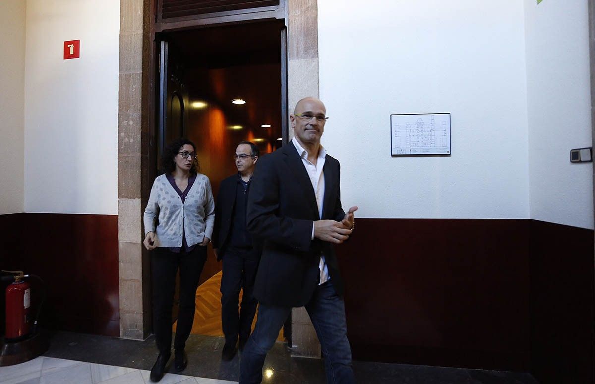 Marta Rovira, Jordi Turull i Raül Romeva sortint de la reunió de Junts pel Sí al Parlament