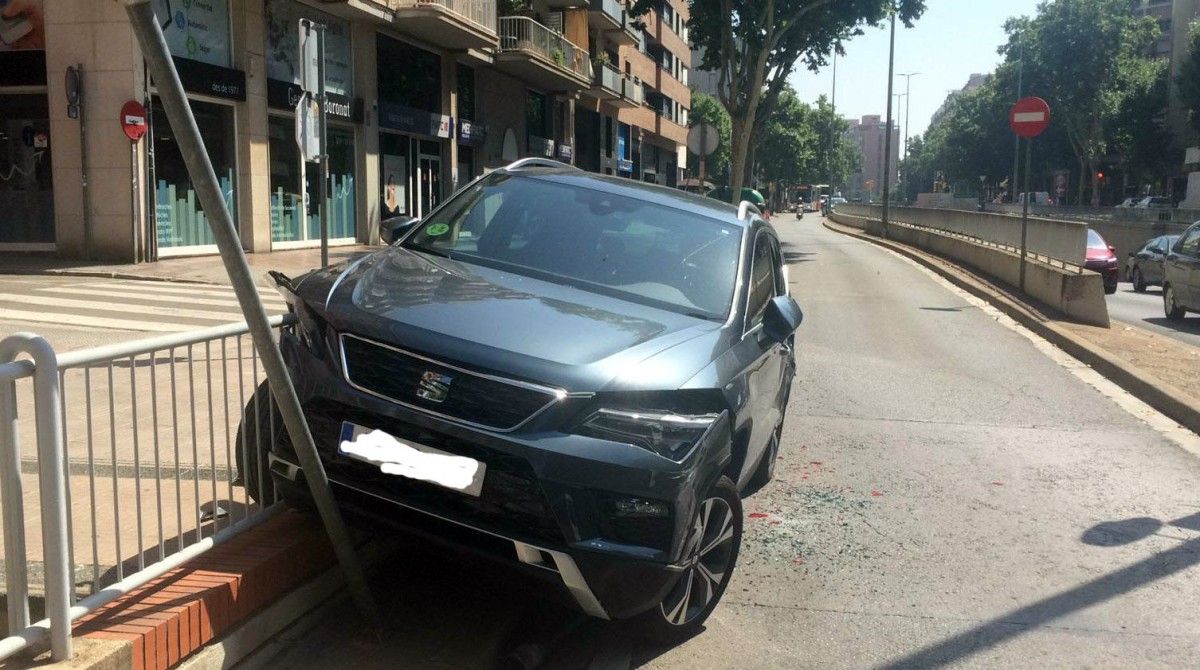 El vehicle accidentat a la Gran Via