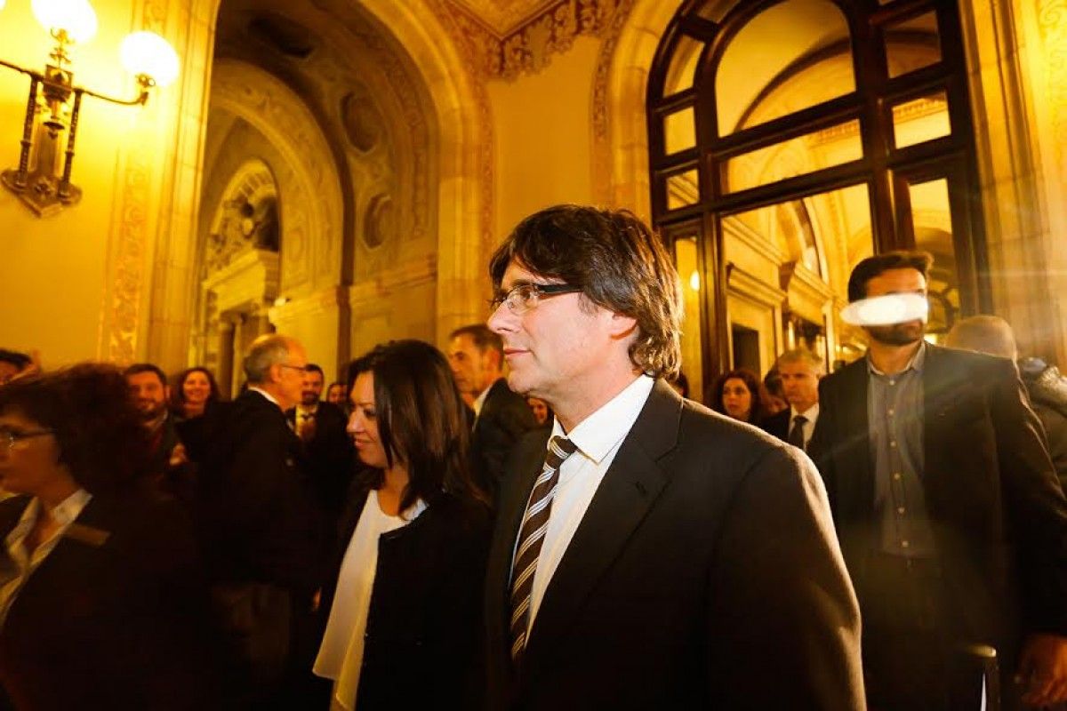 Carles Puigdemont, sortint de l'hemicicle ja com a president