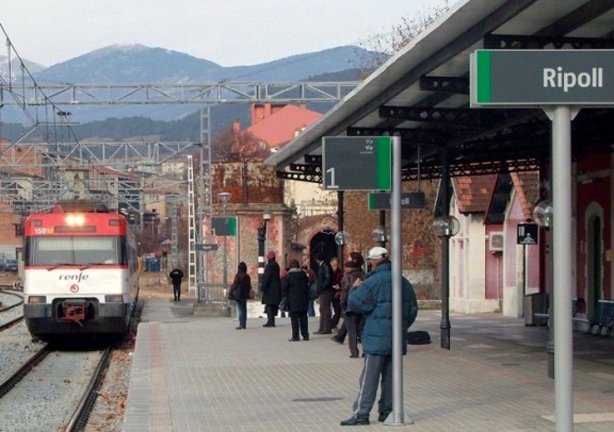 Un comboi aturat a l'estació de tren de Ripoll