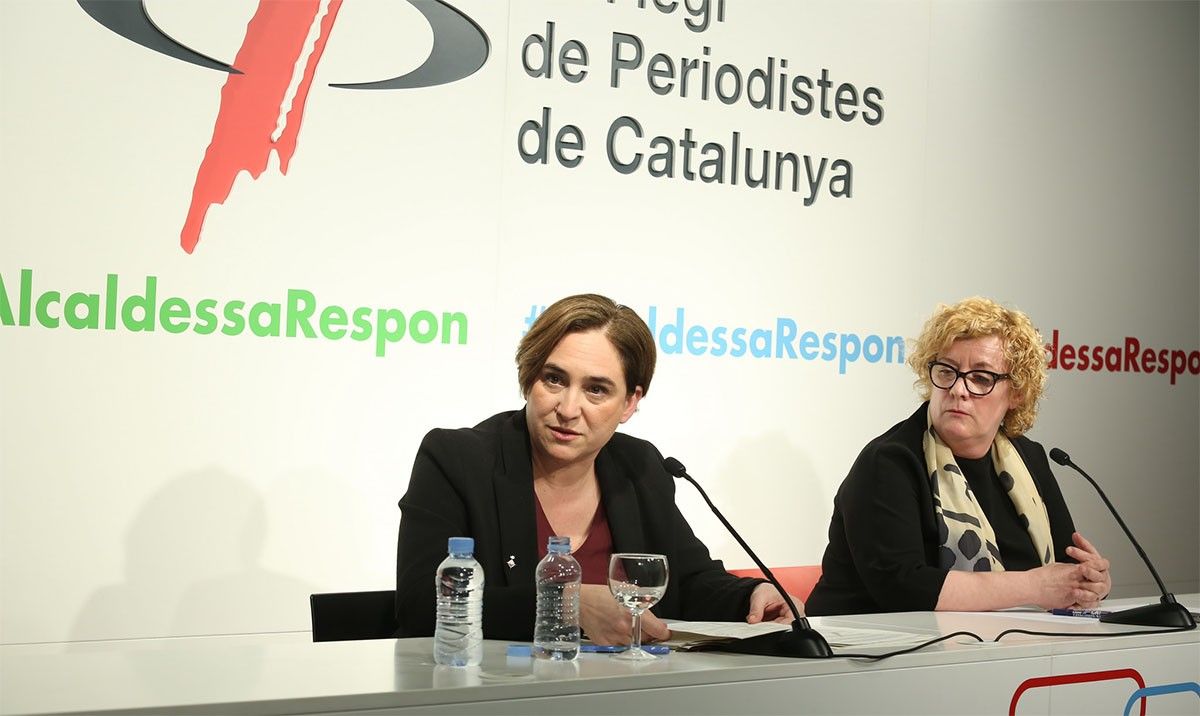 Ada Colau, amb Neus Bonet, al Col·legi de Periodistes