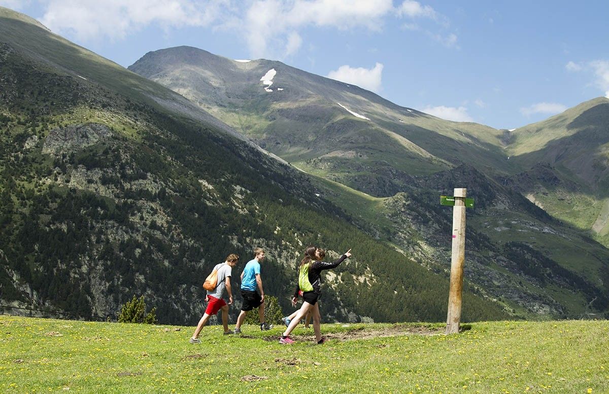 Uns joves segueixen una de les rutes de Trek & Walk per la Vall de Núria