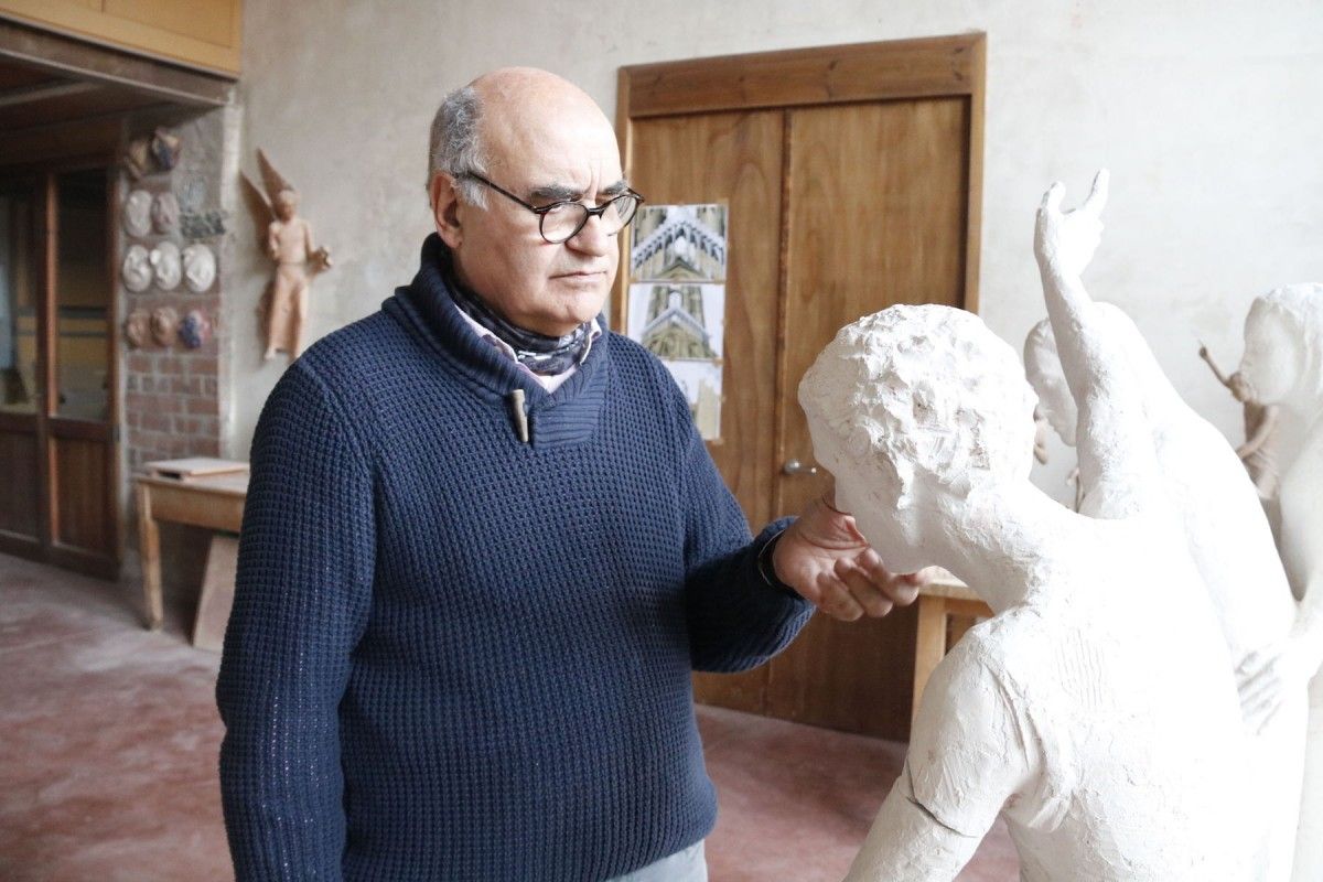 L'escultor Francesc Fajula amb l'escultura de l'àngel a mida reduïda.