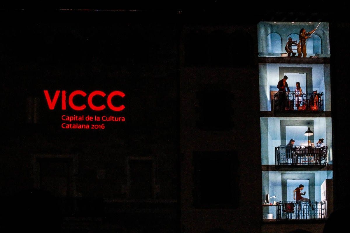 Espectacle a la plaça Major de Vic, per encetar els actes de VICCC 2016