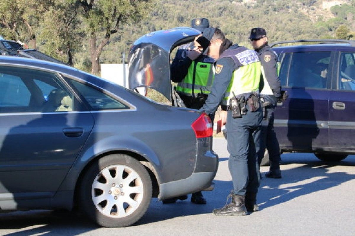 Efectius de la policia espanyola registrant el maleter d'un cotxe a La Jonquera